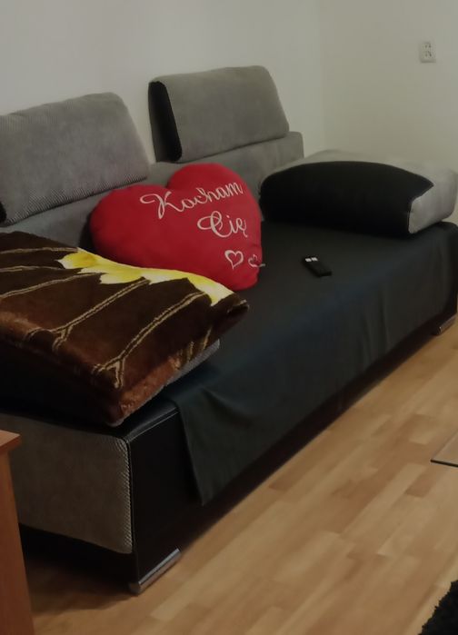 Rozkladana sofa.