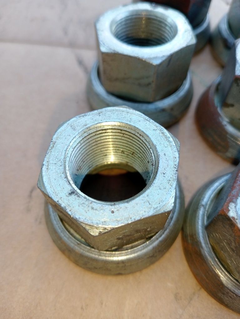 Nakrętka z obrotową podkładka M22x1,5