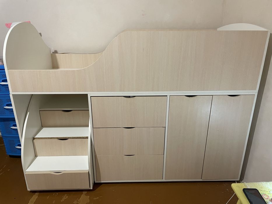 Кровать ліжко зі сходинками