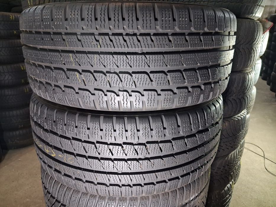 235/45 18 Kumho Izen kw 27 шини б/в зима Комплект