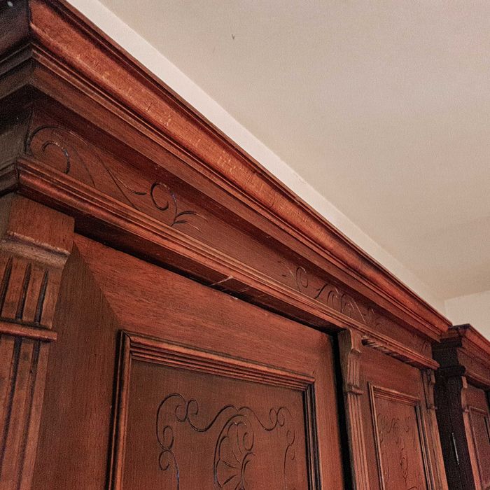 Dwie rustykalne szafy z lat 20. XX wieku - mahoń rzeźbione ornamenty