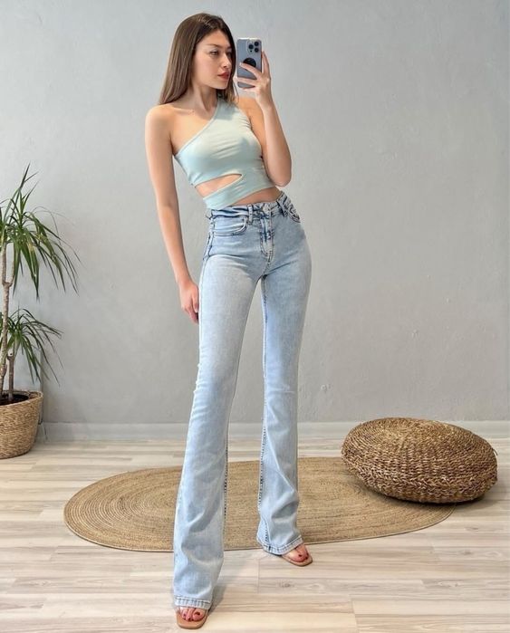 Джинси кльош від коліна