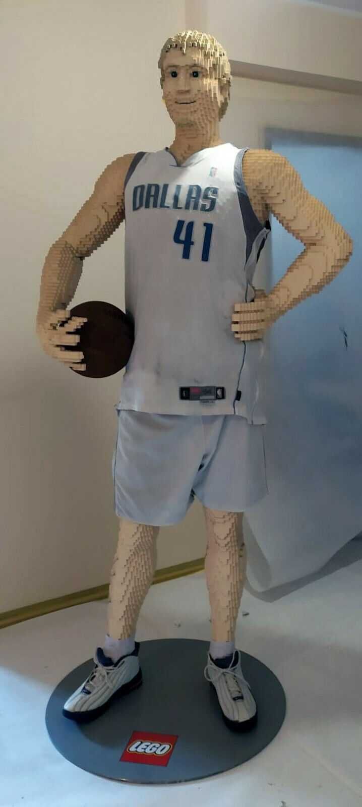 Dirk Nowitzki figura LEGO rzeczywisty rozmiar