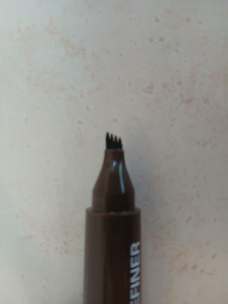 Master Brow Definer Revuele. Marker do brwi.