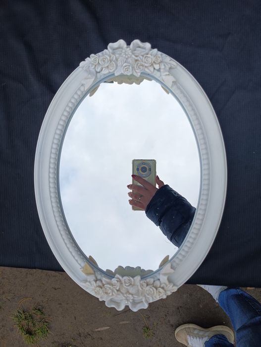 Białe stylowe lusterko