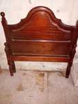 Cama de solteiro em Mogno