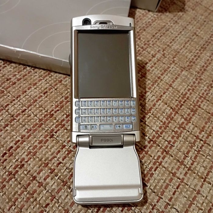 Новый в коробке мобильный телефон Sony Ericsson P990i