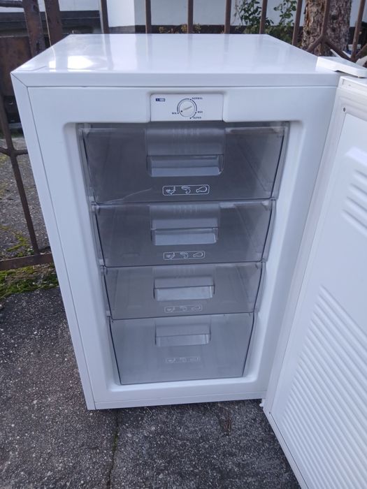 Mała zamrażarka 4-ro szufladowa firmy PKM w bardzo dobrym stanie.