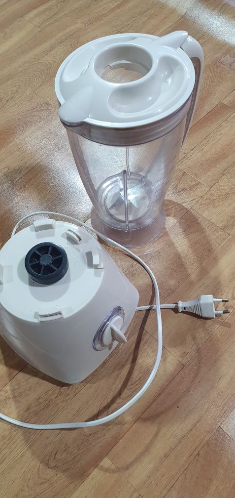 Liquidificadora em bom estado a funcionar
