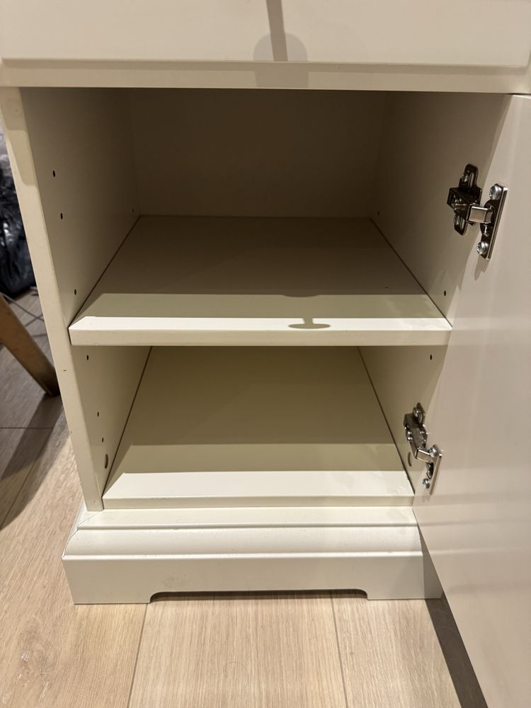 2 krzesełka + szafka nocna – stylowy komplet do sypialni lub salonu
