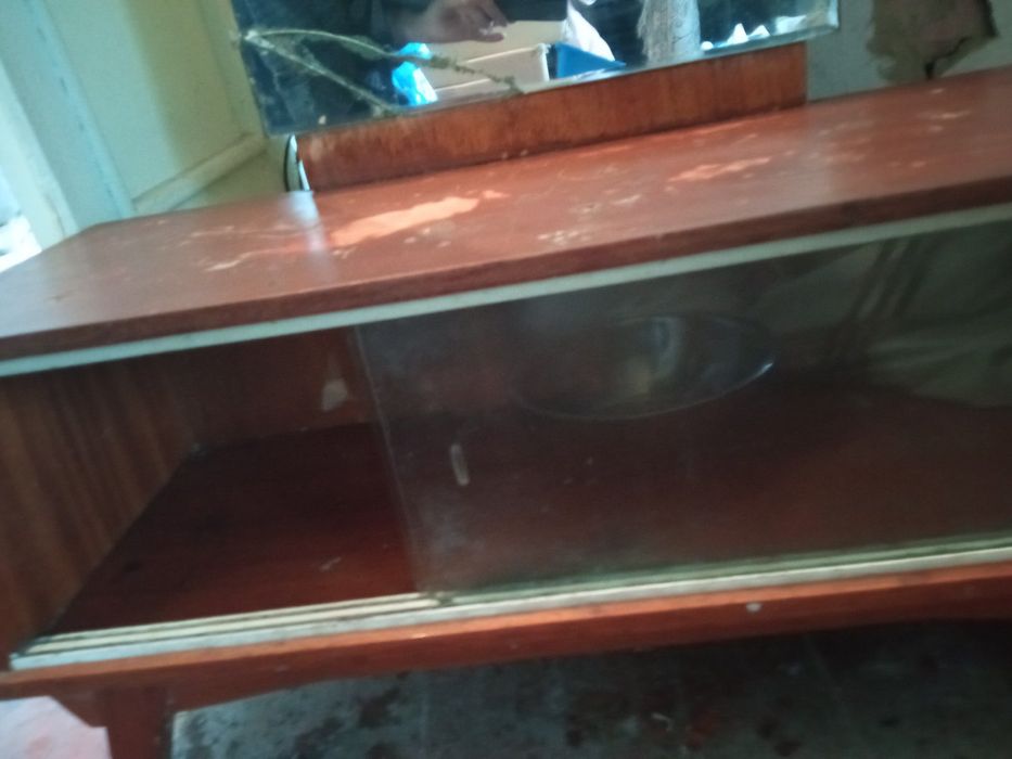 Трюмо з дзеркалом