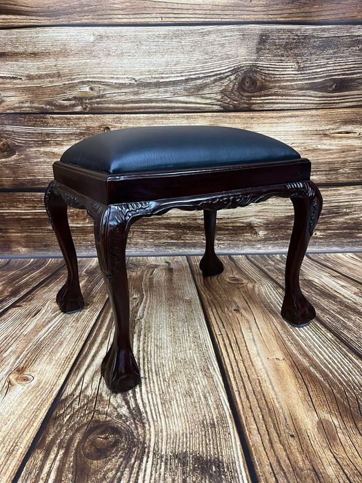 Elegancki rzeźbiony podnóżek obity ekoskórą taboret pufa