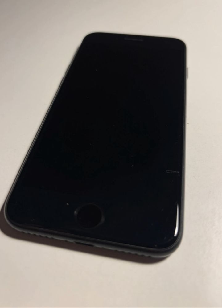 iPhone SE z 2020 roku w pełno sprawny