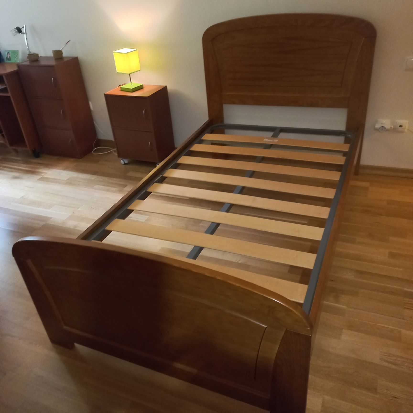 Cama individual em bom estado
