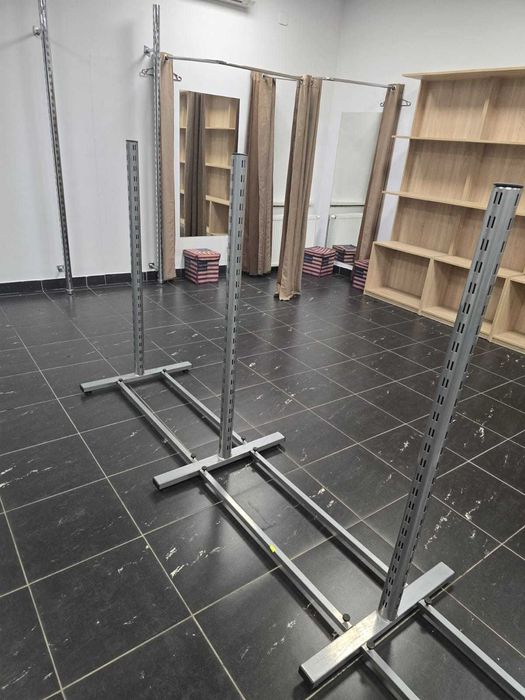 Wyposażenie sklepu odzieżowego -regały, stojaki, kosze, wieszaki