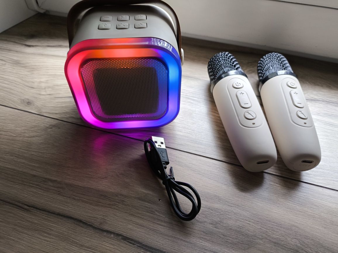 Głośnik karaoke z 2mikrofonami nowy