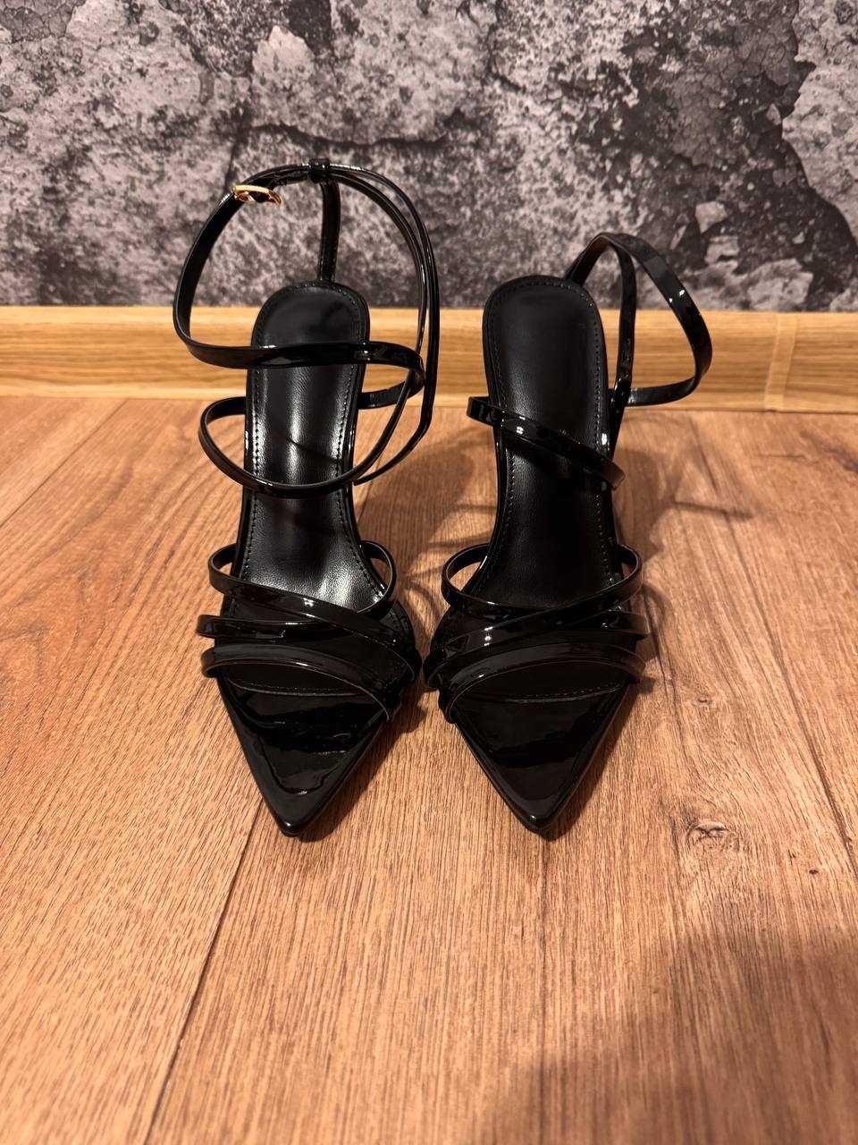 Sandały na obcasie typu stiletto