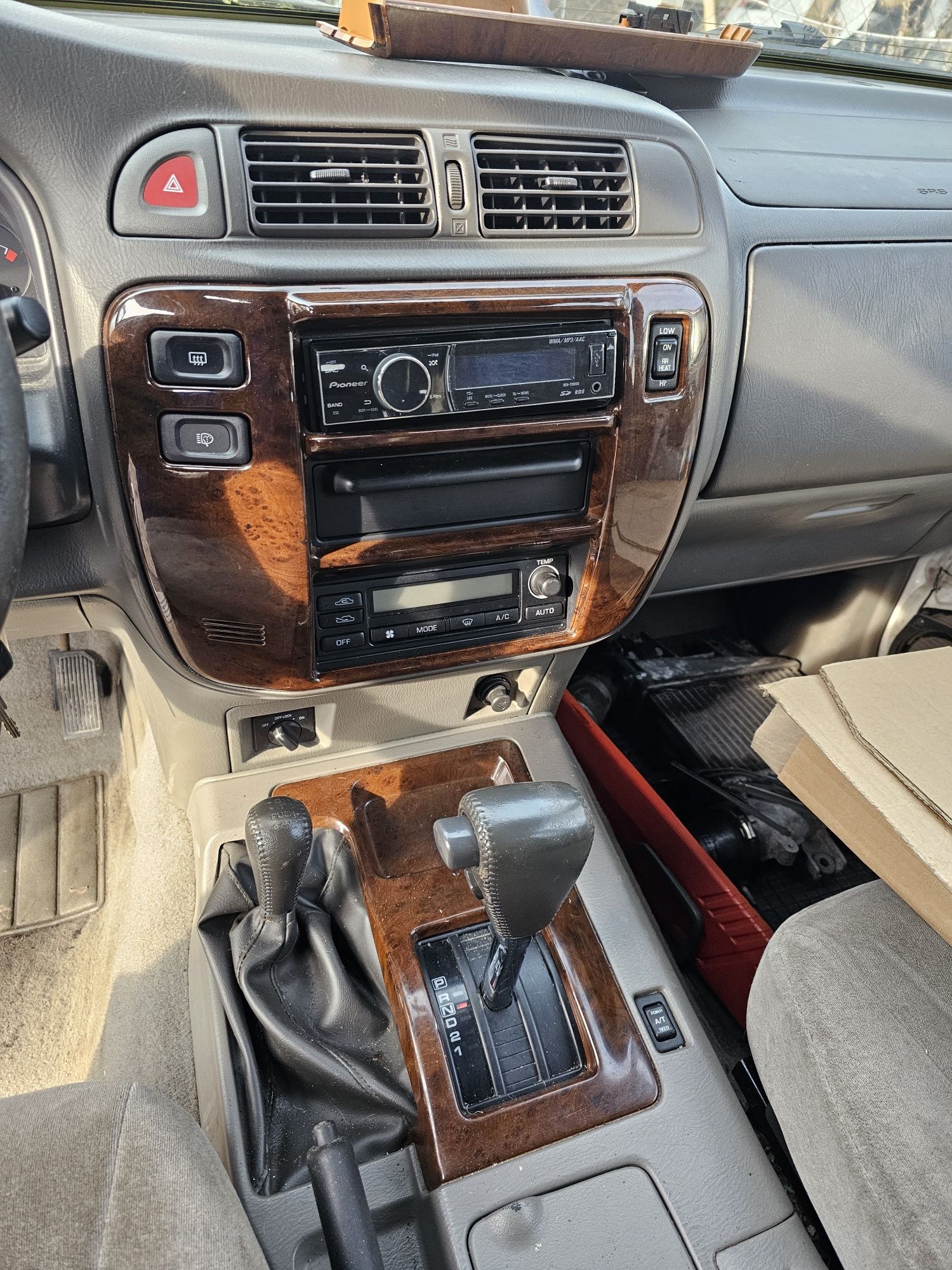 Nissan Patrol Y61  konsola srodkowa