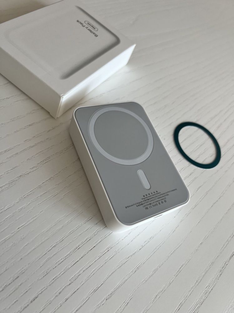 MagSafe PowerBank для iPhone з ємністю 10 000 мАч.