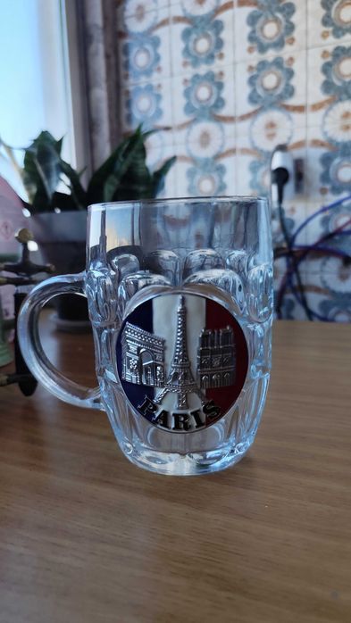 caneca de vidro tematica de Paris.