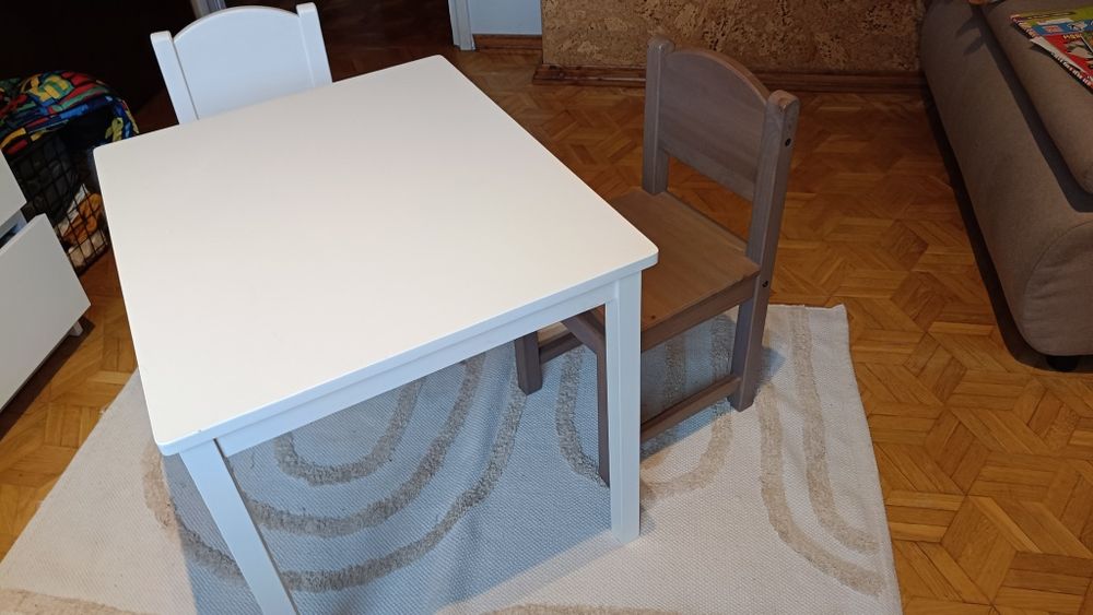 Stolik z krzesełkami