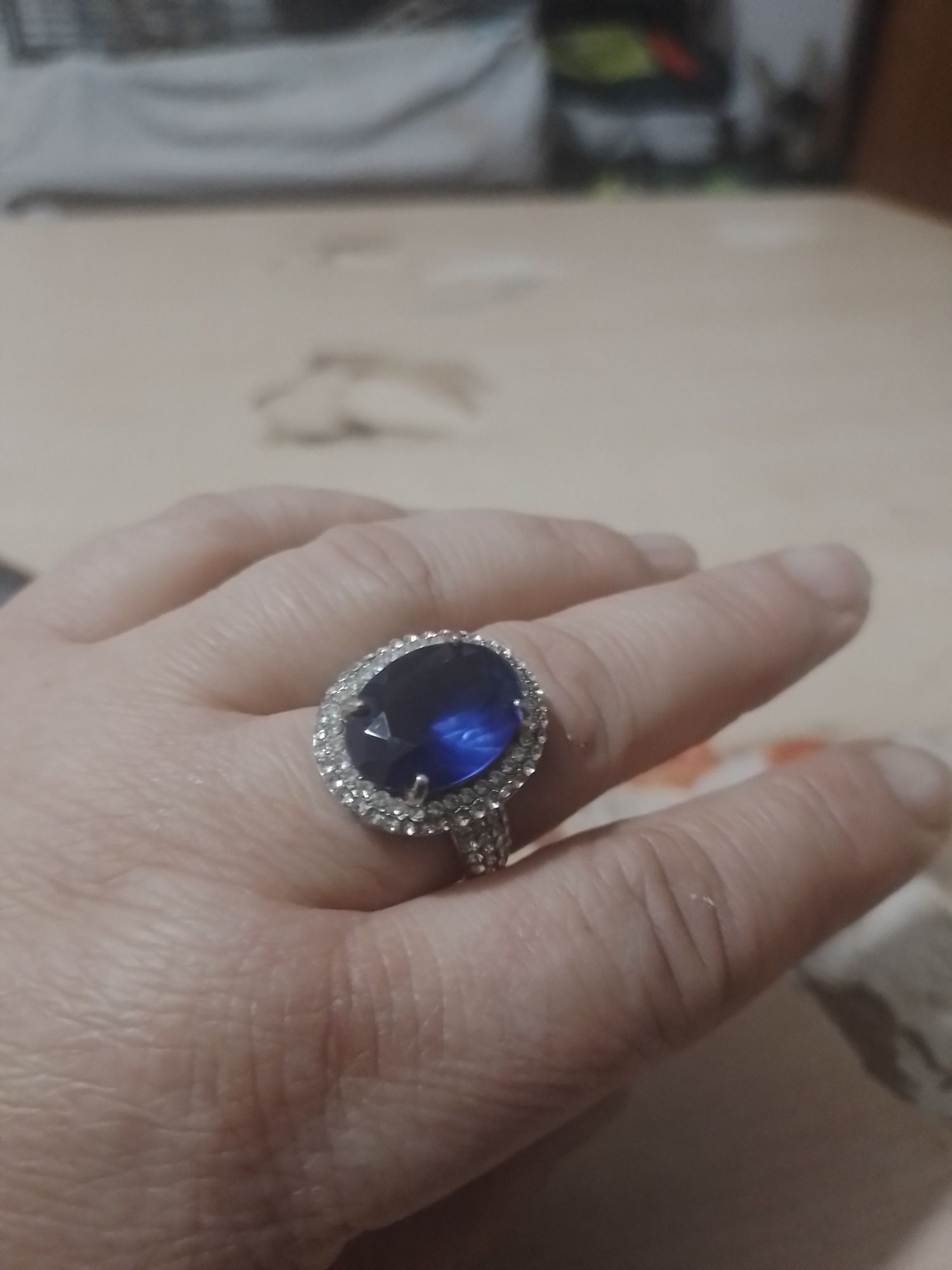Lindo anel em ródio e pedra azul