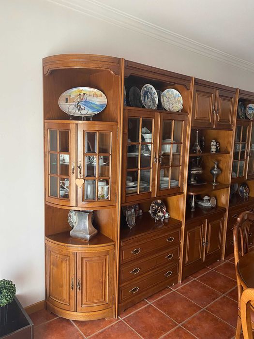 Móvel de Sala Clássico em Madeira Maciça com Vitrine e Arrumação