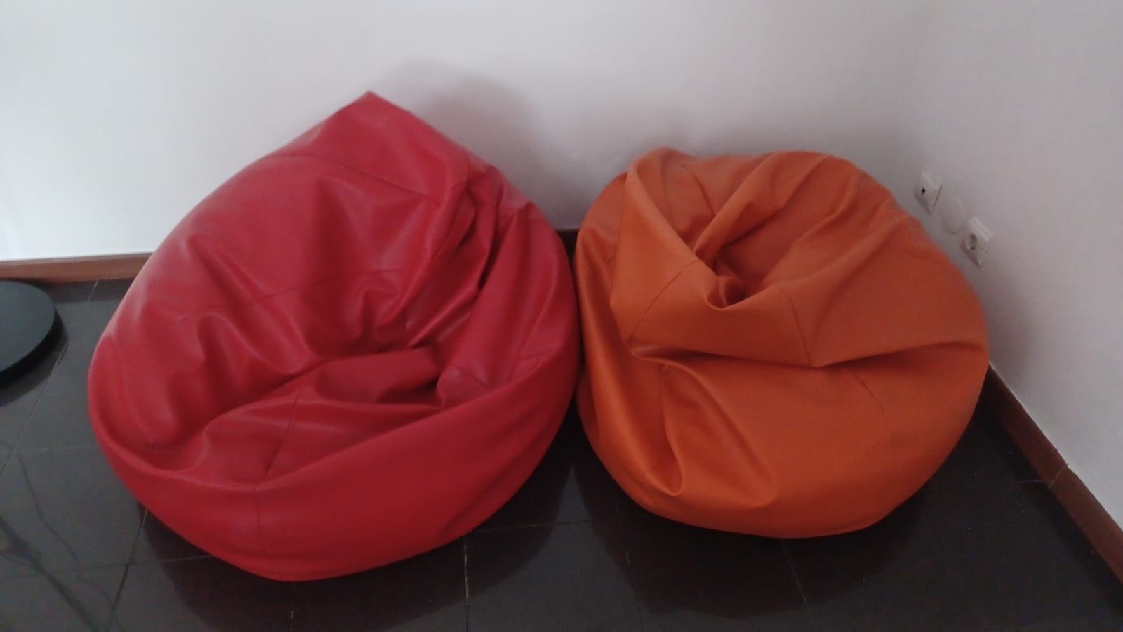 Puff em napa laranja e vermelho