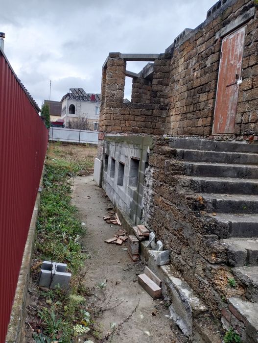 Продам ділянку з недобудованим будинком