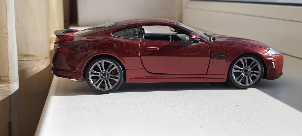 Продам модельку Jaguar XKR-S, 1:24