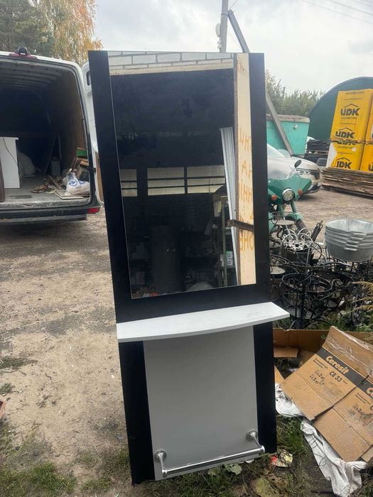 Зеркало, кресло парикмахера