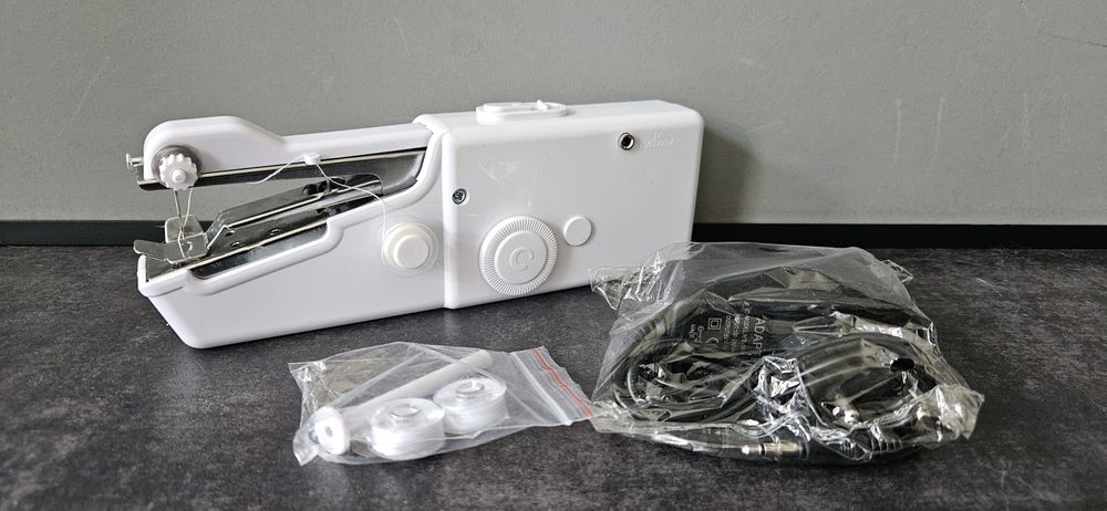 Mini elektryczna maszyna do szycia. Nowa. Zasilacz w komplecie