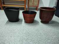 Vasos de barro e plastico