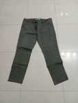 Calças verdes modelo chino