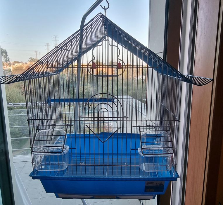 Gaiola de metal azul para pássaros