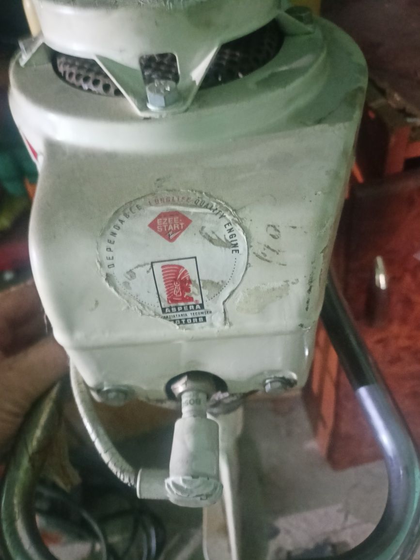 Продам лодочный мотор 4 сильный Италия