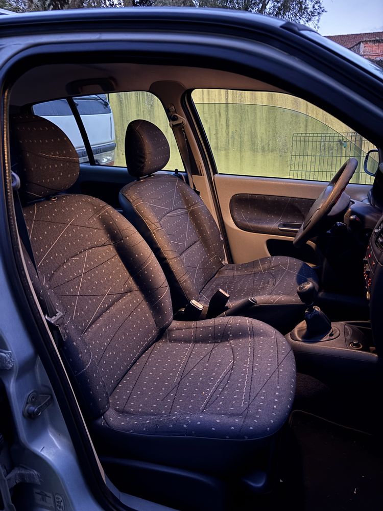 Renault Clio 1.2i 5 lugares