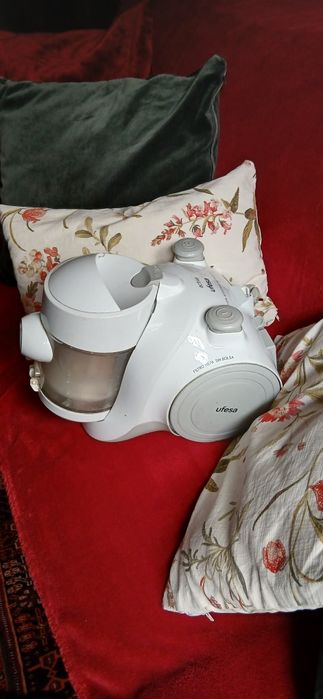 Aspirador activa  sem saco  Muito  pouco uso