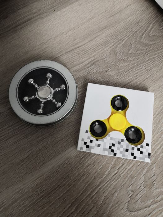 Nowy fidget spiner spinner żółty metalowy w pudełku metalowe pudełko.