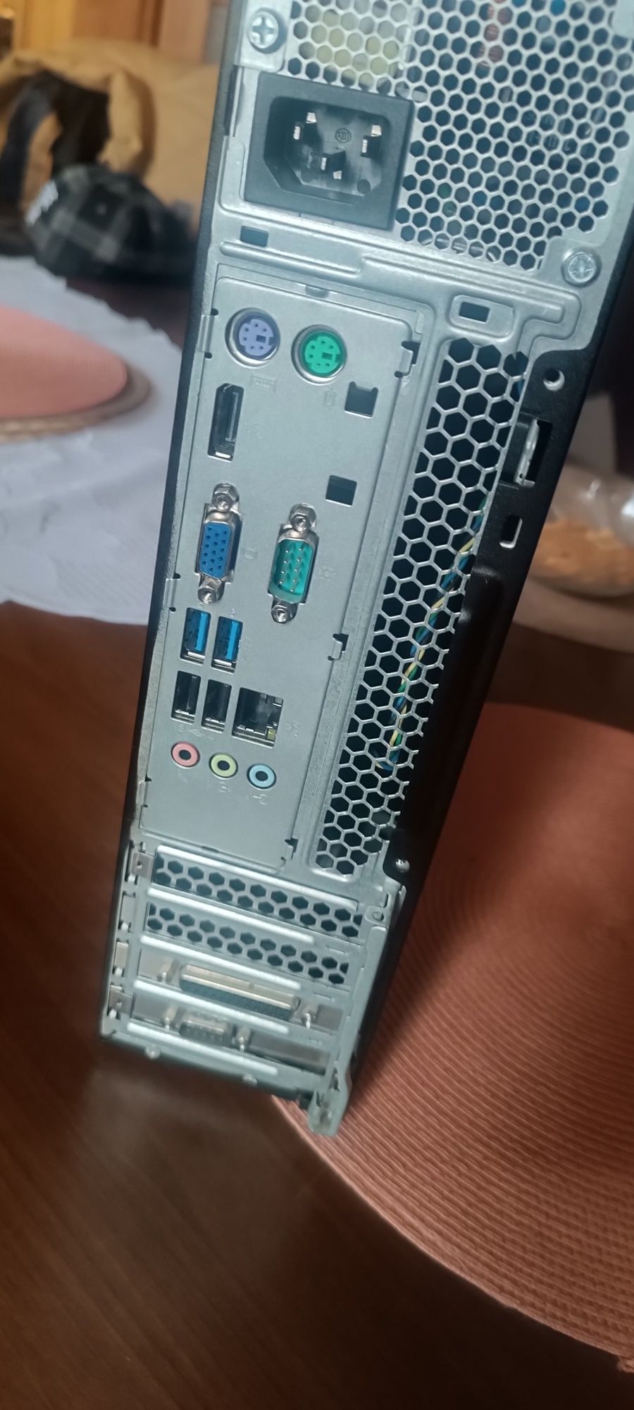 Komputer PC SFF Lenovo M700 i5-6500 6 generacji, 4GB DDR4, 120GB SSD