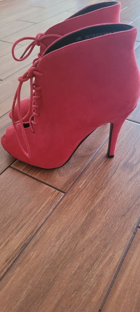 Buty na szpilce z odkrytymi palcami