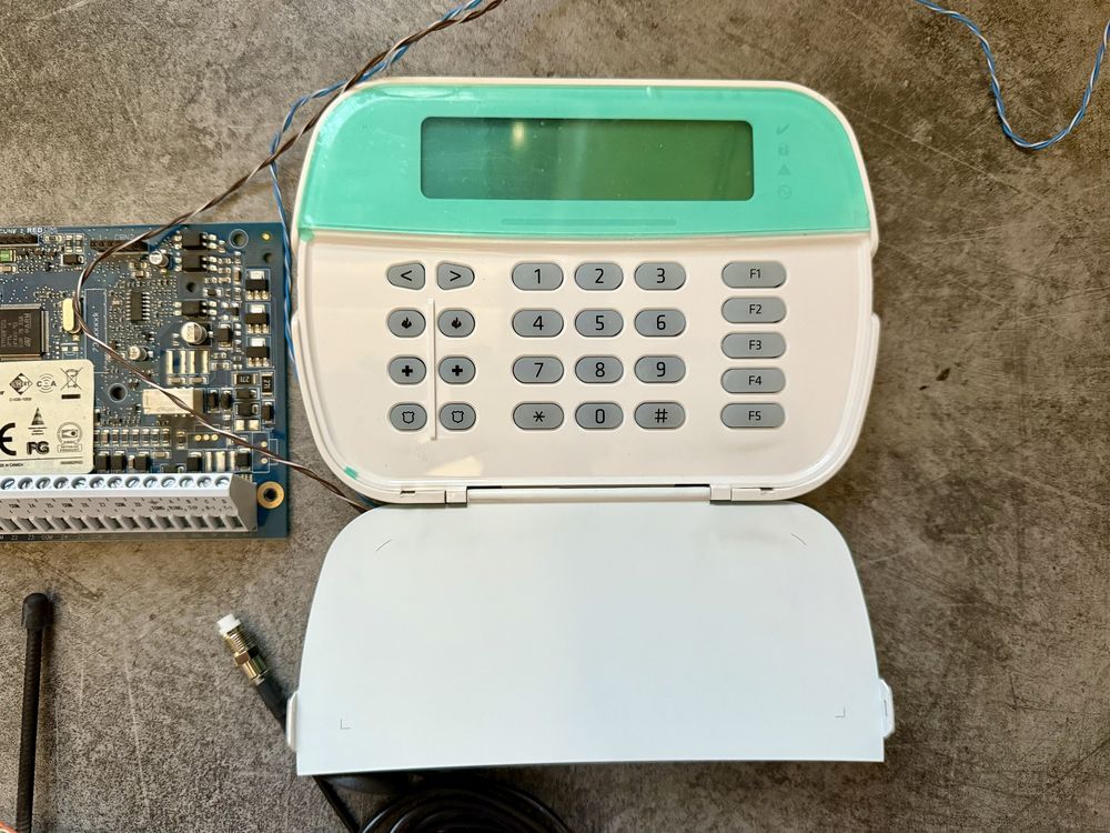 Alarm DSC sterowany przez GSM