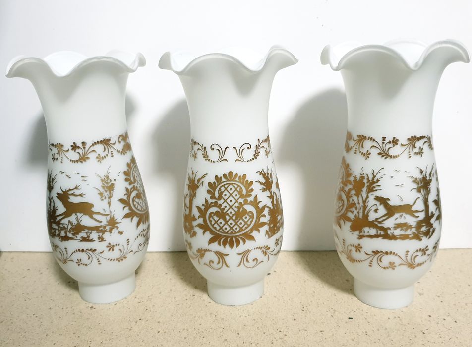 Conjunto de 3 antigos vidros de candeeiro opalinos com motivos em ouro