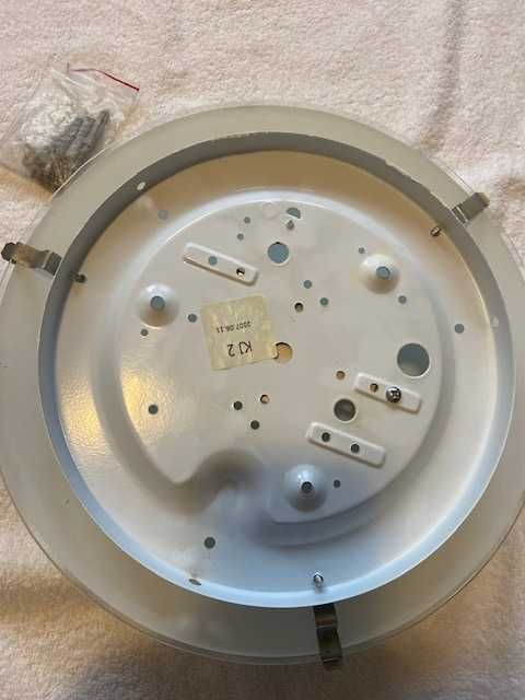 Kinkiet szklany biały okragły z kołkami mocującymi 30 cm i żarówką LED