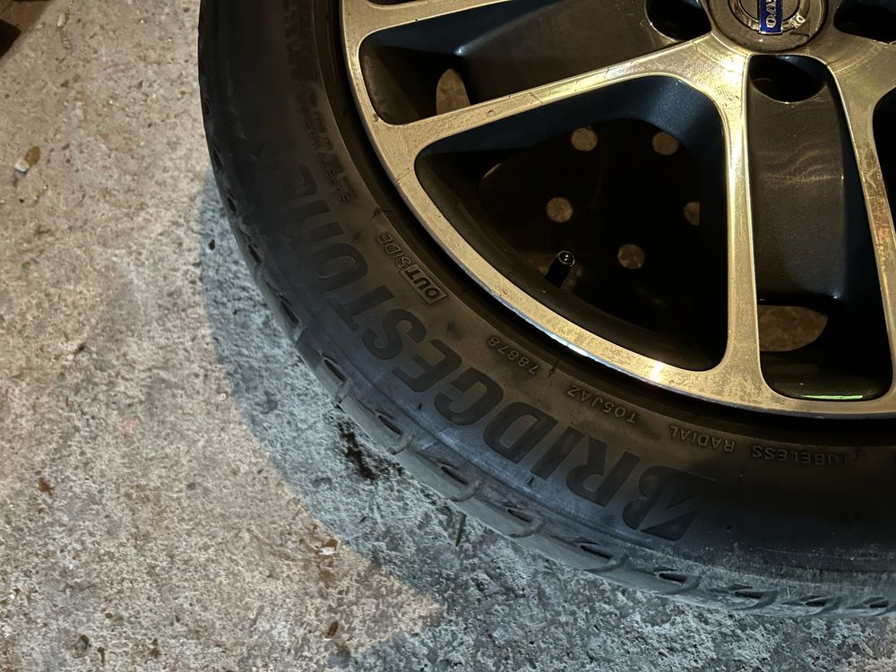 Zestaw kół Volvo V60 – oryginalne felgi + opony Bridgestone