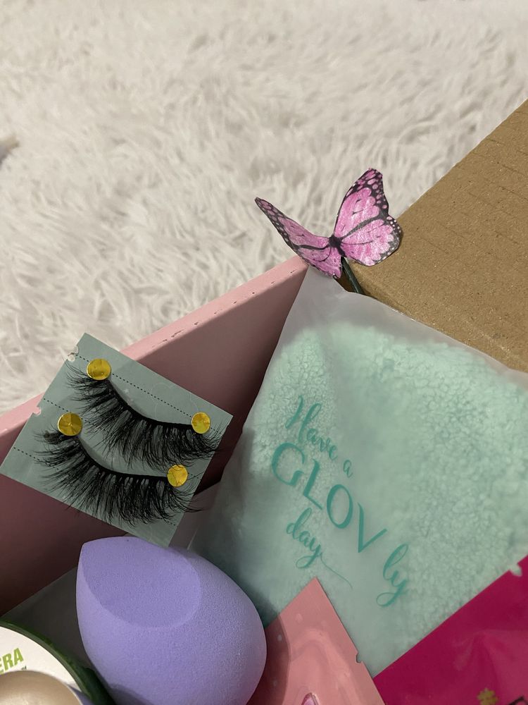 box damski kosmetyczno pielęgnacyjny motylkowy