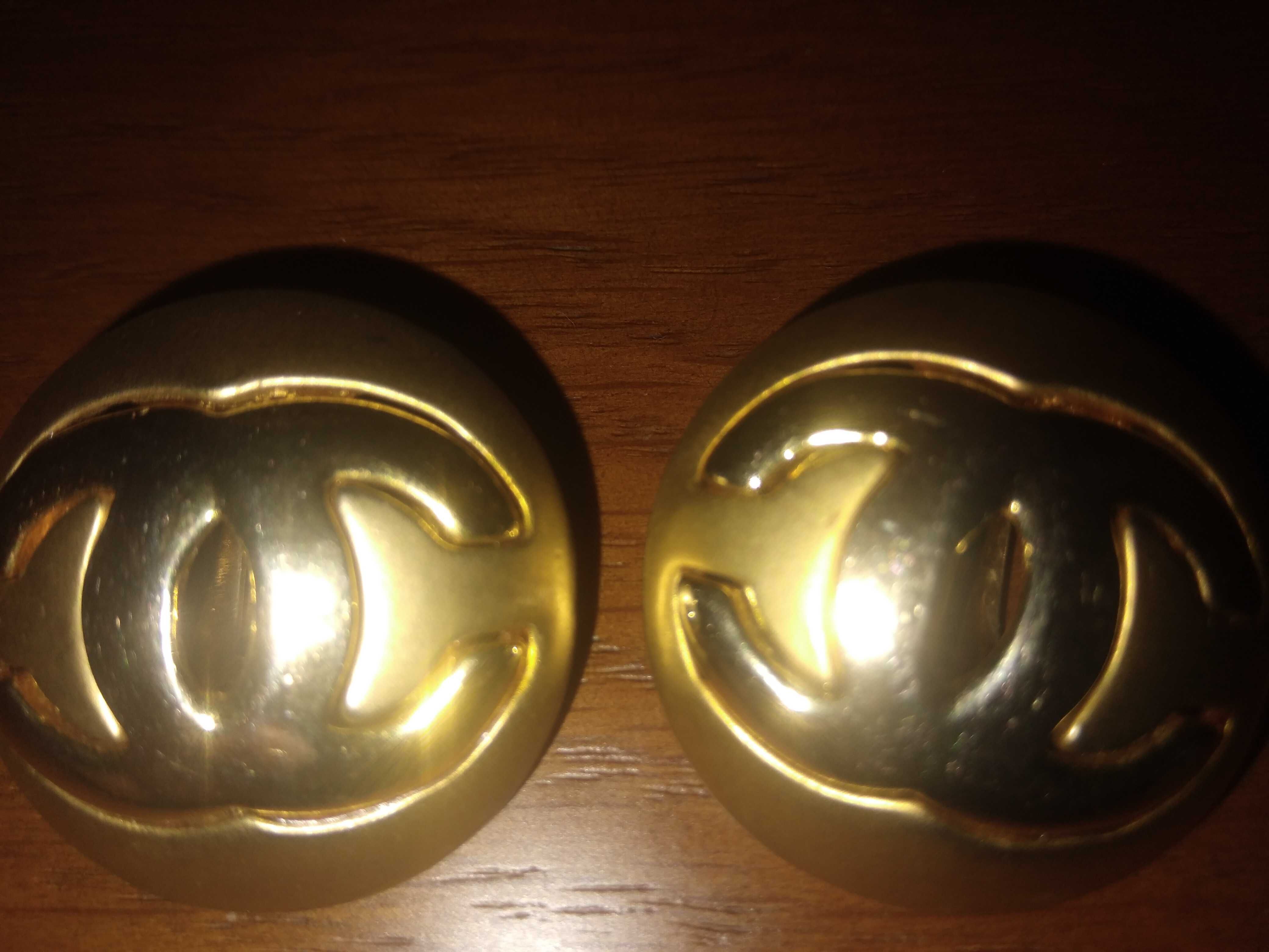 Brincos de mola Chanel