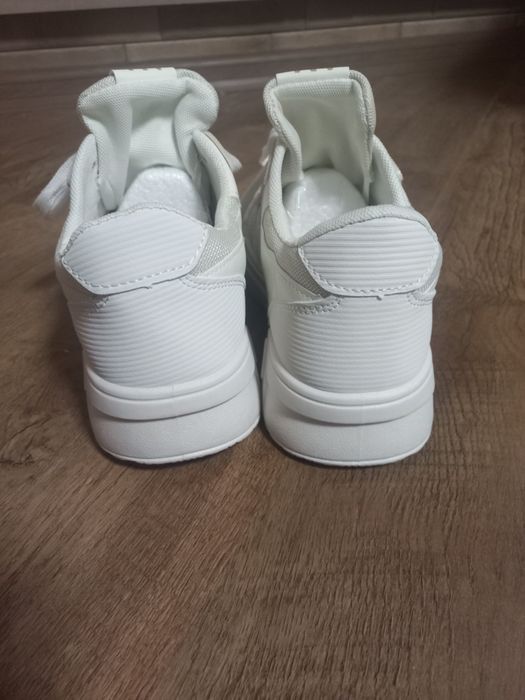 Жіночі  кросівки