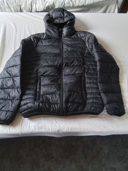 Paka różnych ubrań damskich