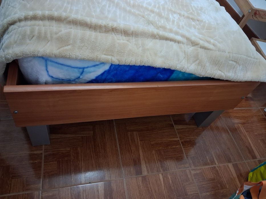 Cama de solteiro com estrado e colchão